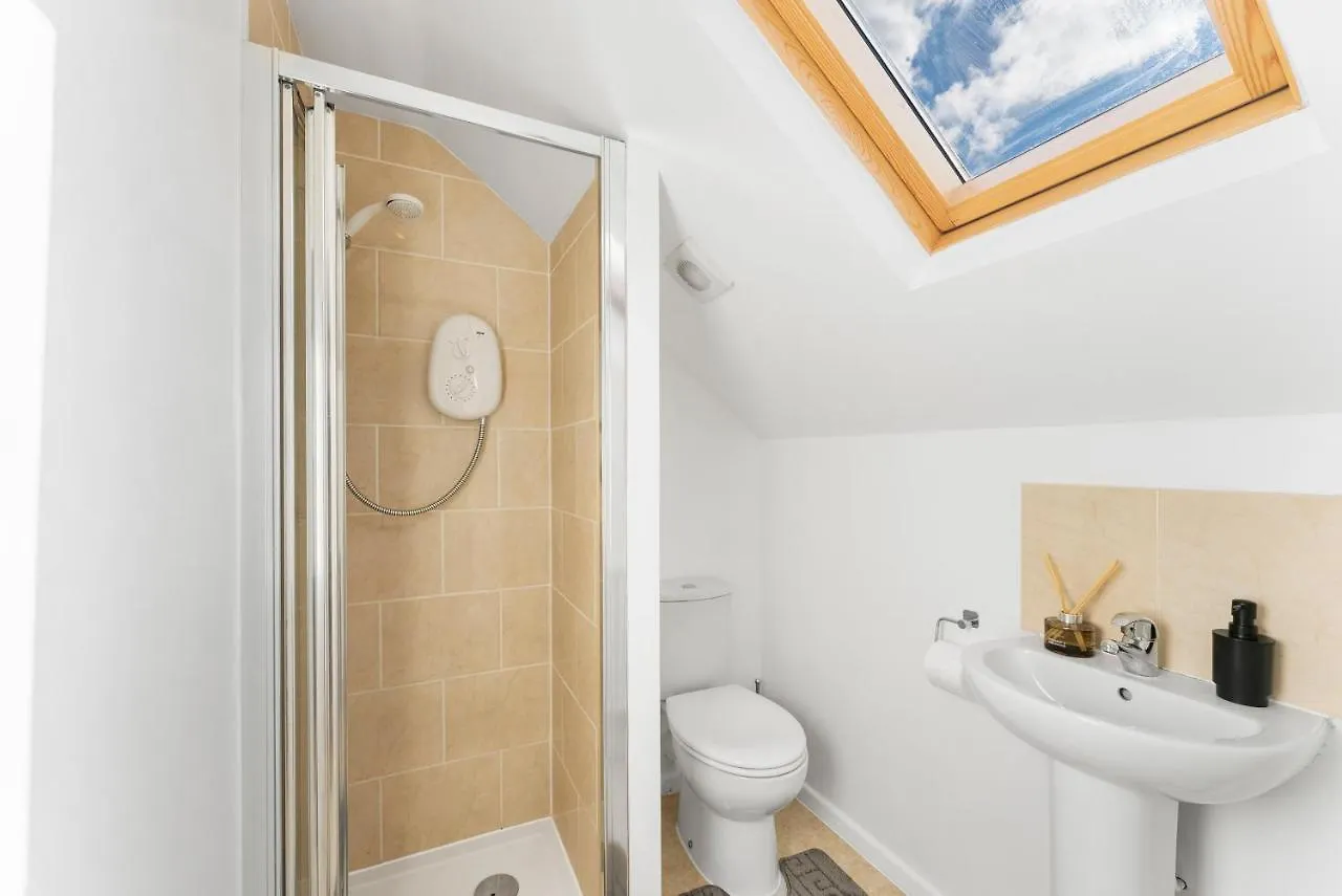 Boutique 4 Bed - Parking And Garden Apartment Bath