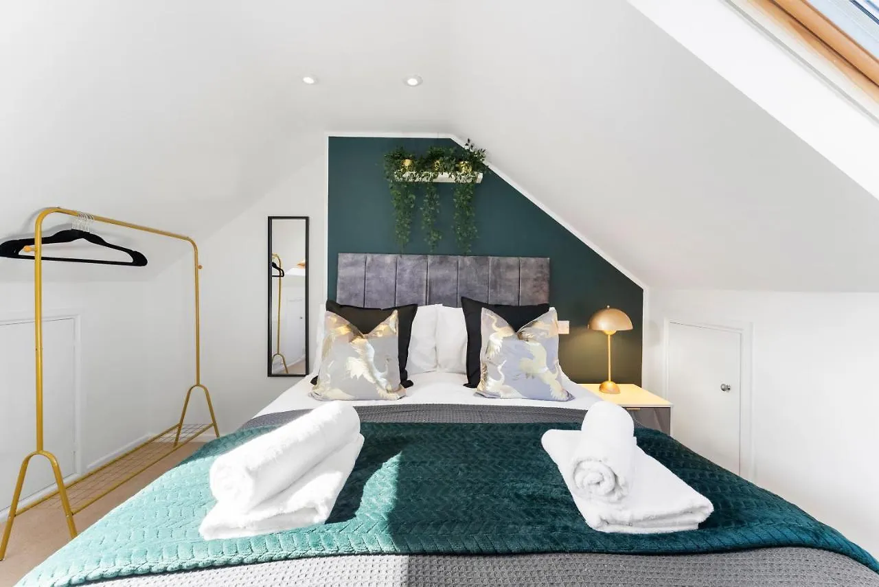 Boutique 4 Bed - Parking And Garden Apartment Bath 0*,  United Kingdom