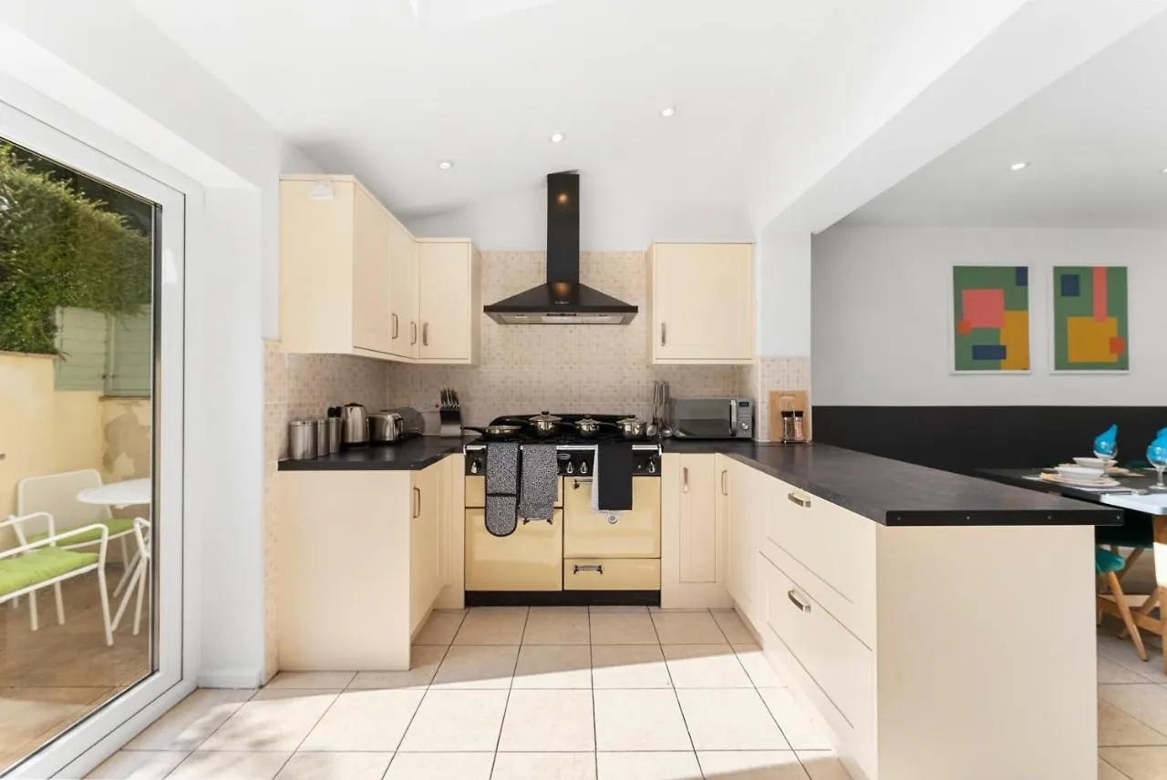 Boutique 4 Bed - Parking And Garden Apartment Bath