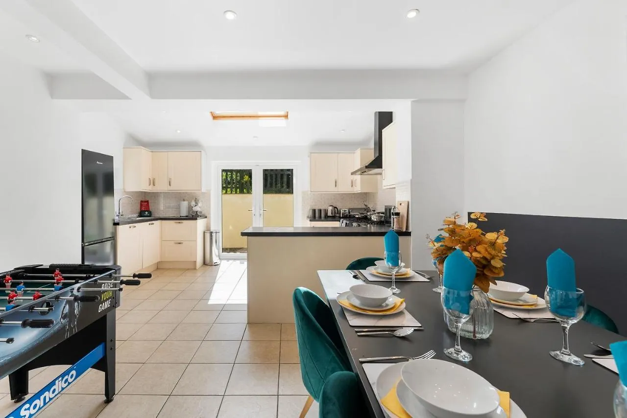 Boutique 4 Bed - Parking And Garden Apartment Bath