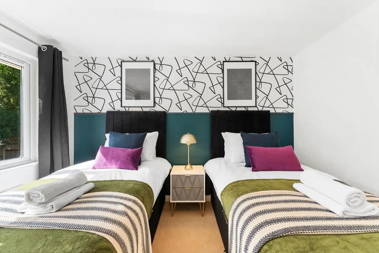 Boutique 4 Bed - Parking And Garden Apartment Bath